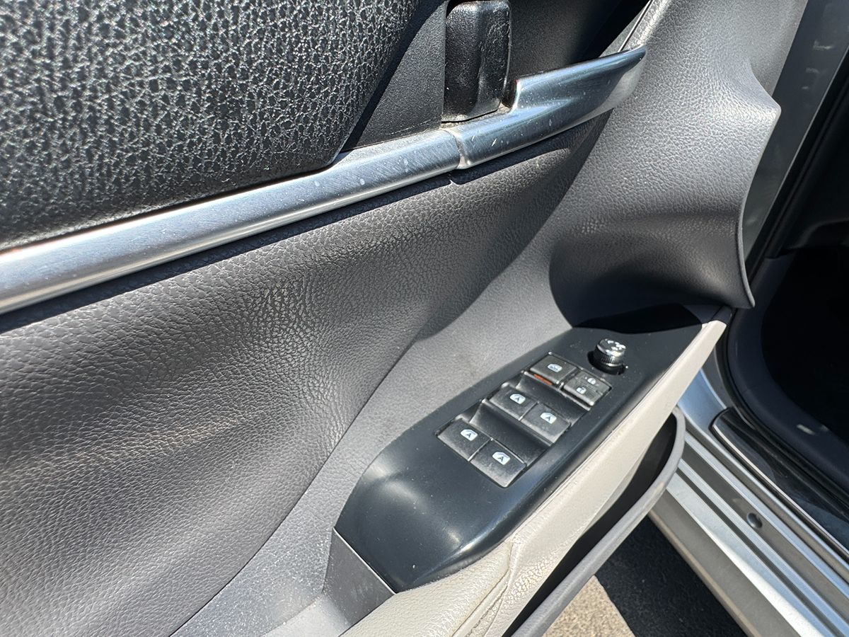 2020 Toyota Camry Hybrid XLE photo 30