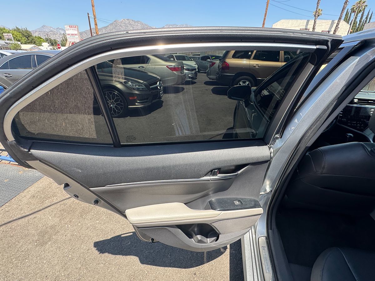 2020 Toyota Camry Hybrid XLE photo 32