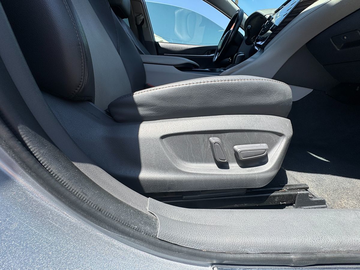 2020 Toyota Camry Hybrid XLE photo 35