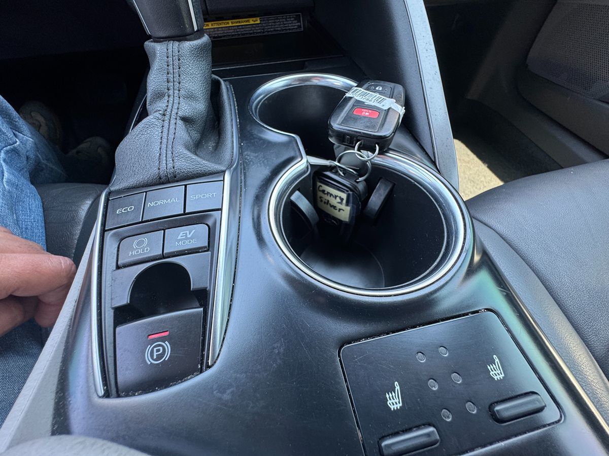 2020 Toyota Camry Hybrid XLE photo 28