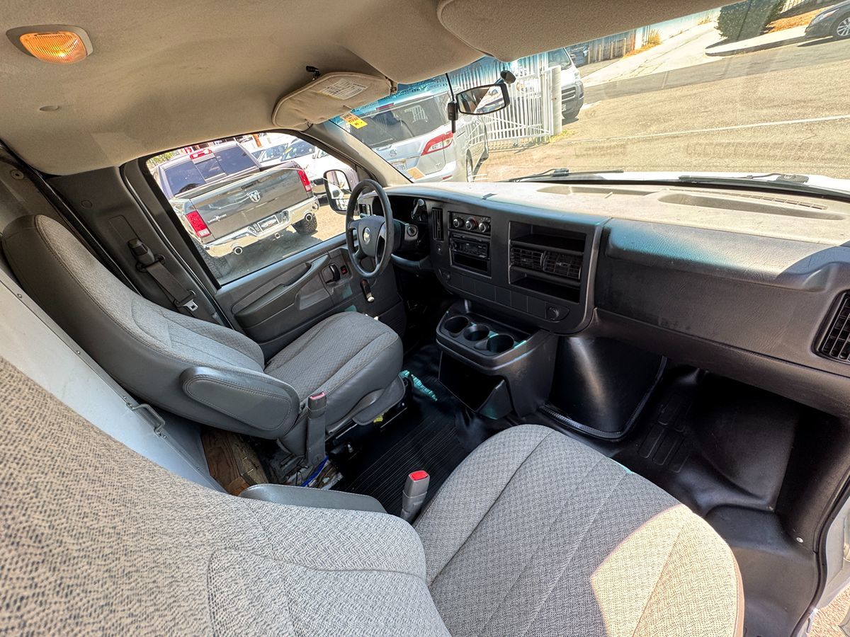 2010 Chevrolet Express G3500 - Photo 18