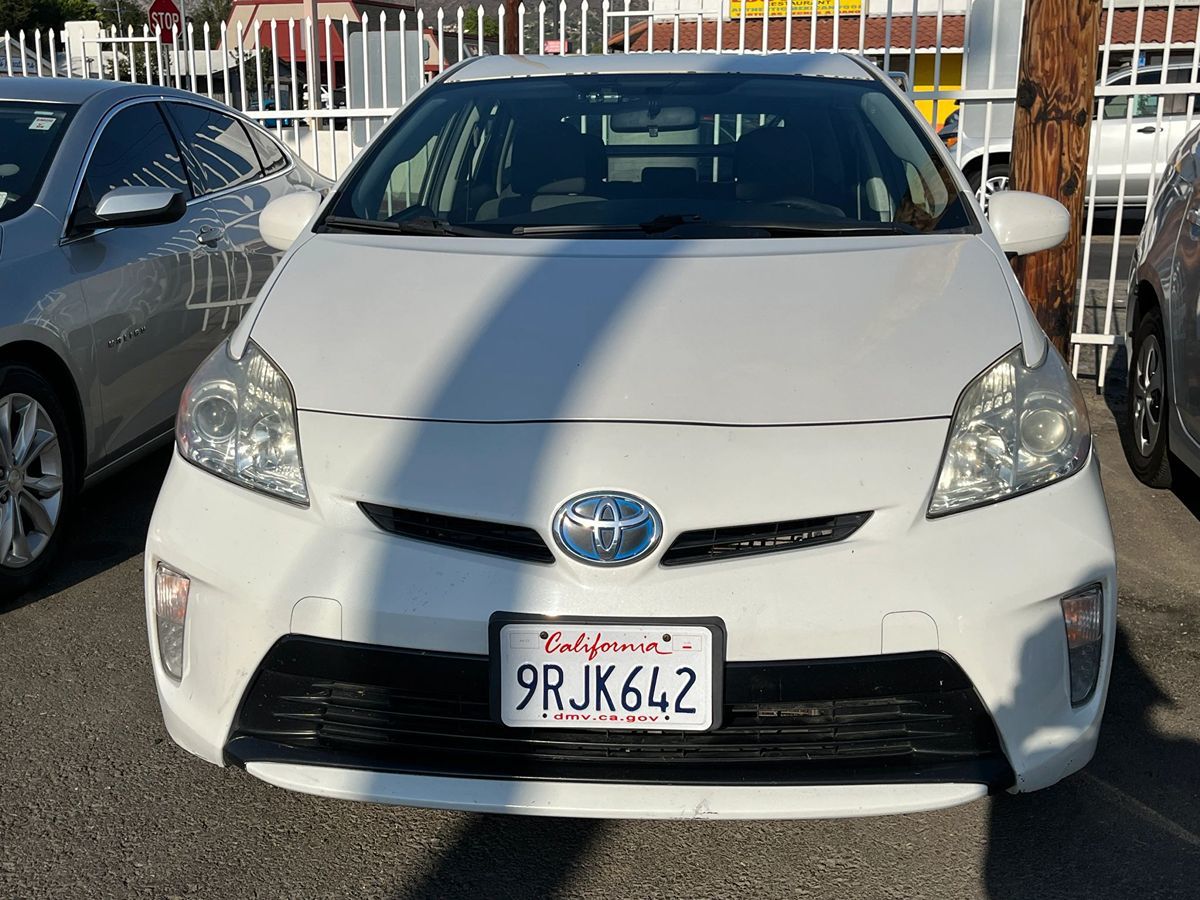 2014 Toyota Prius Three photo 2