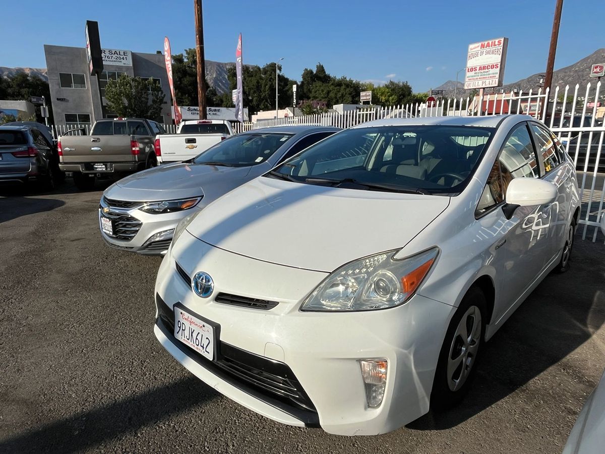 2014 Toyota Prius Three photo 3