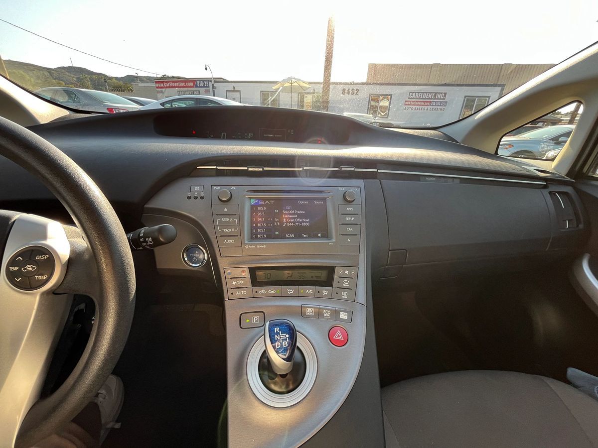 2014 Toyota Prius Three photo 6