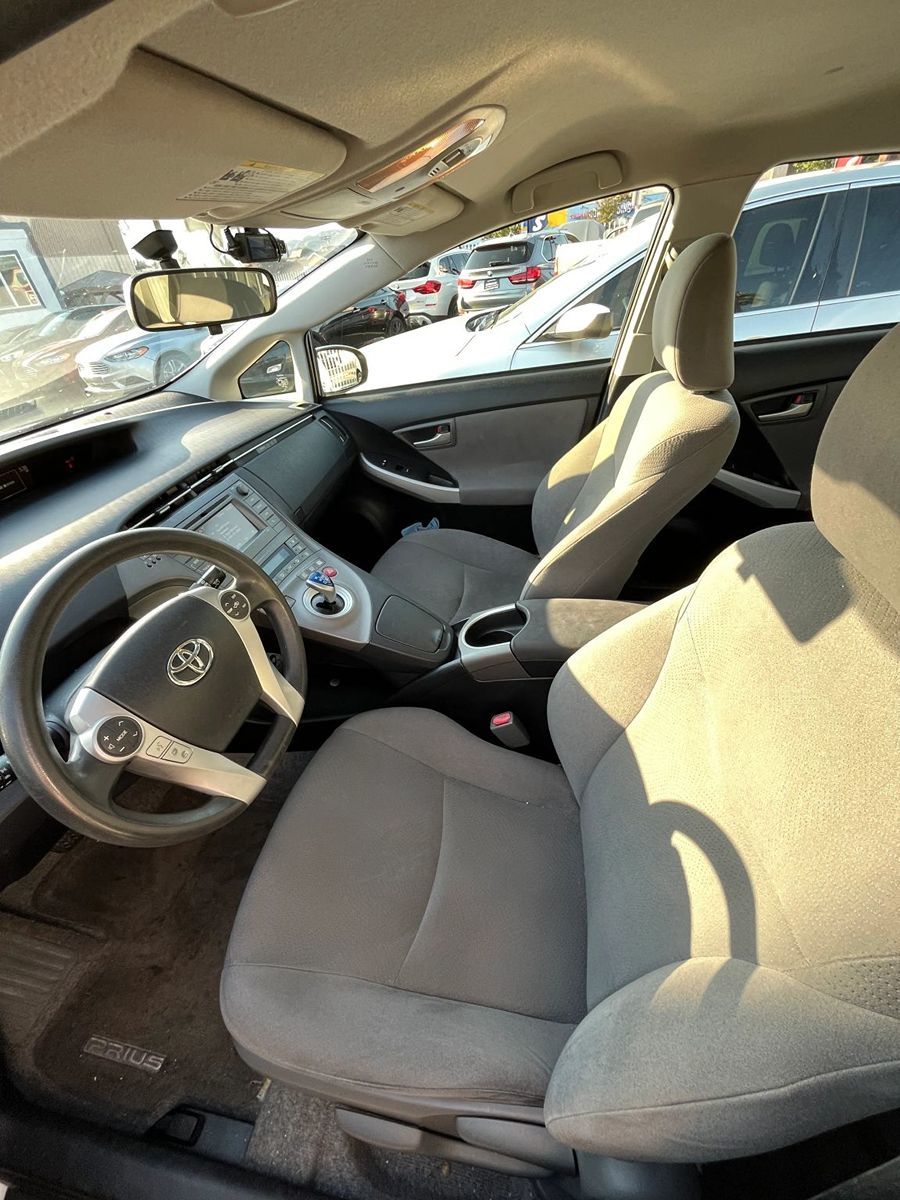 2014 Toyota Prius Three photo 7