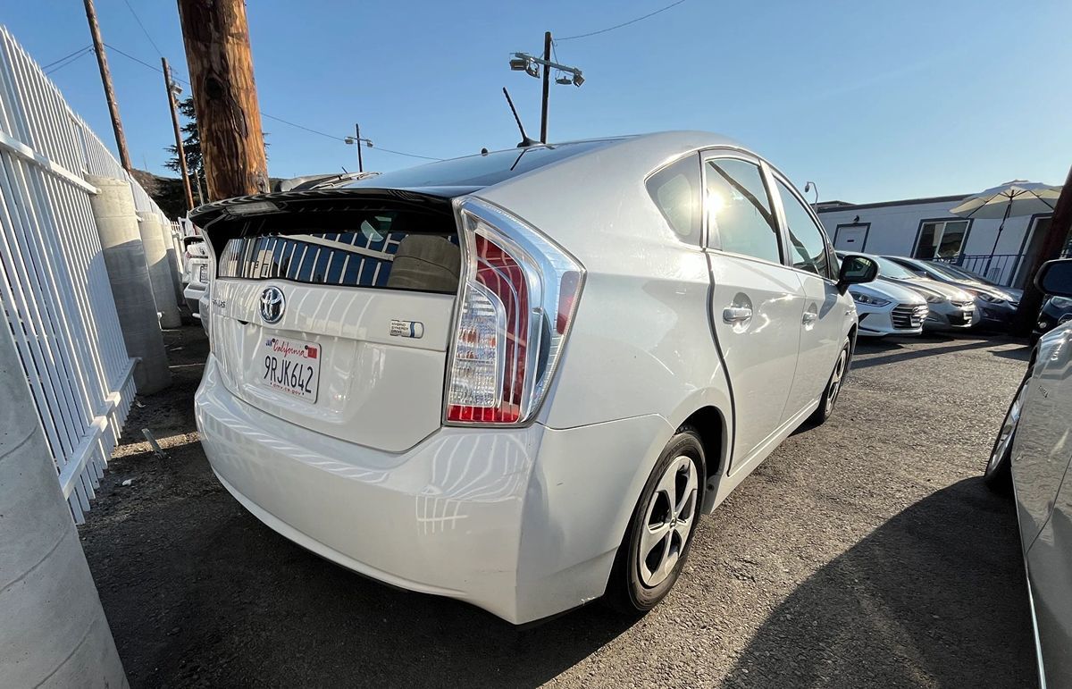 2014 Toyota Prius Three photo 8