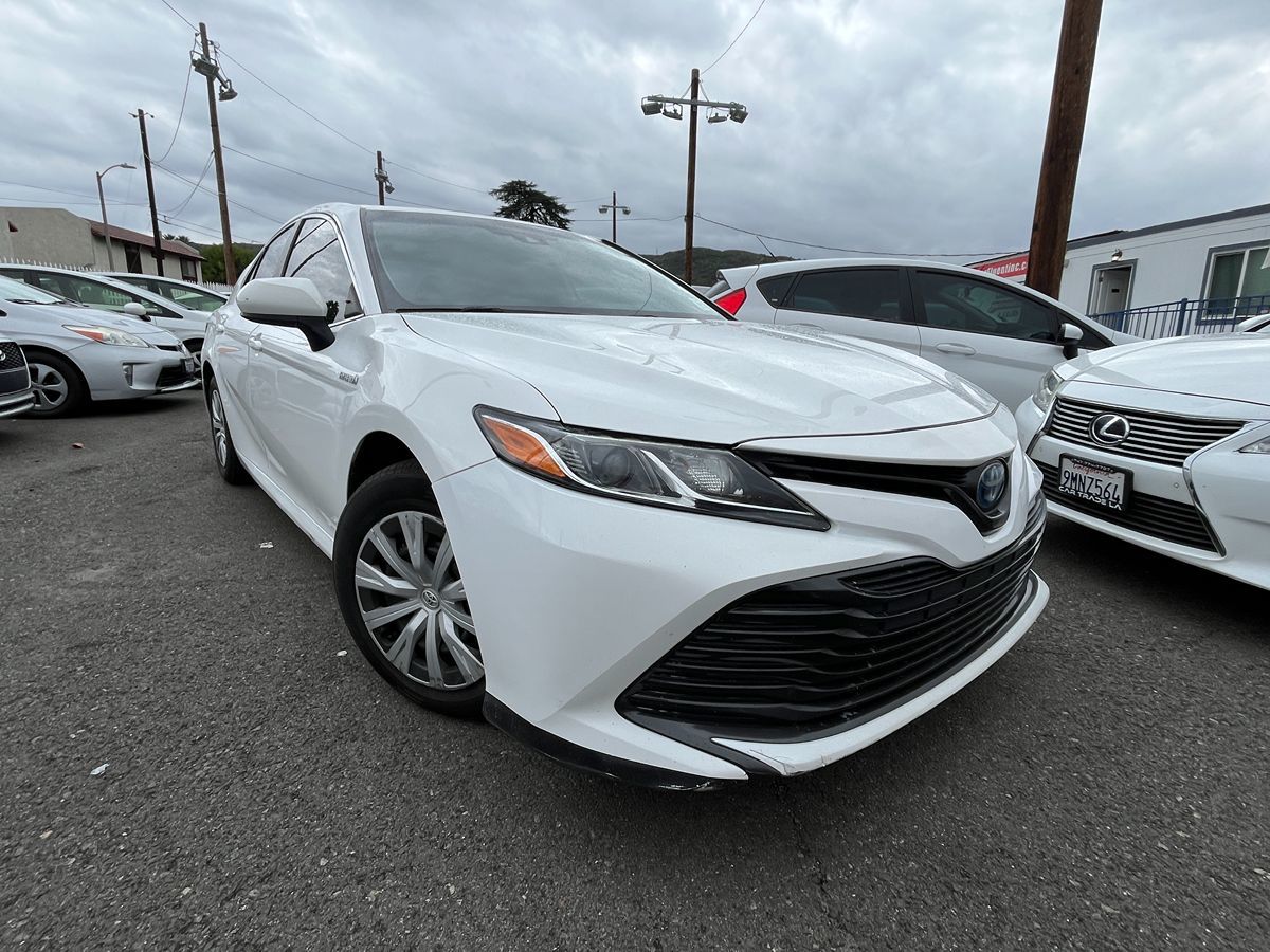2019 Toyota Camry Hybrid SE photo 2