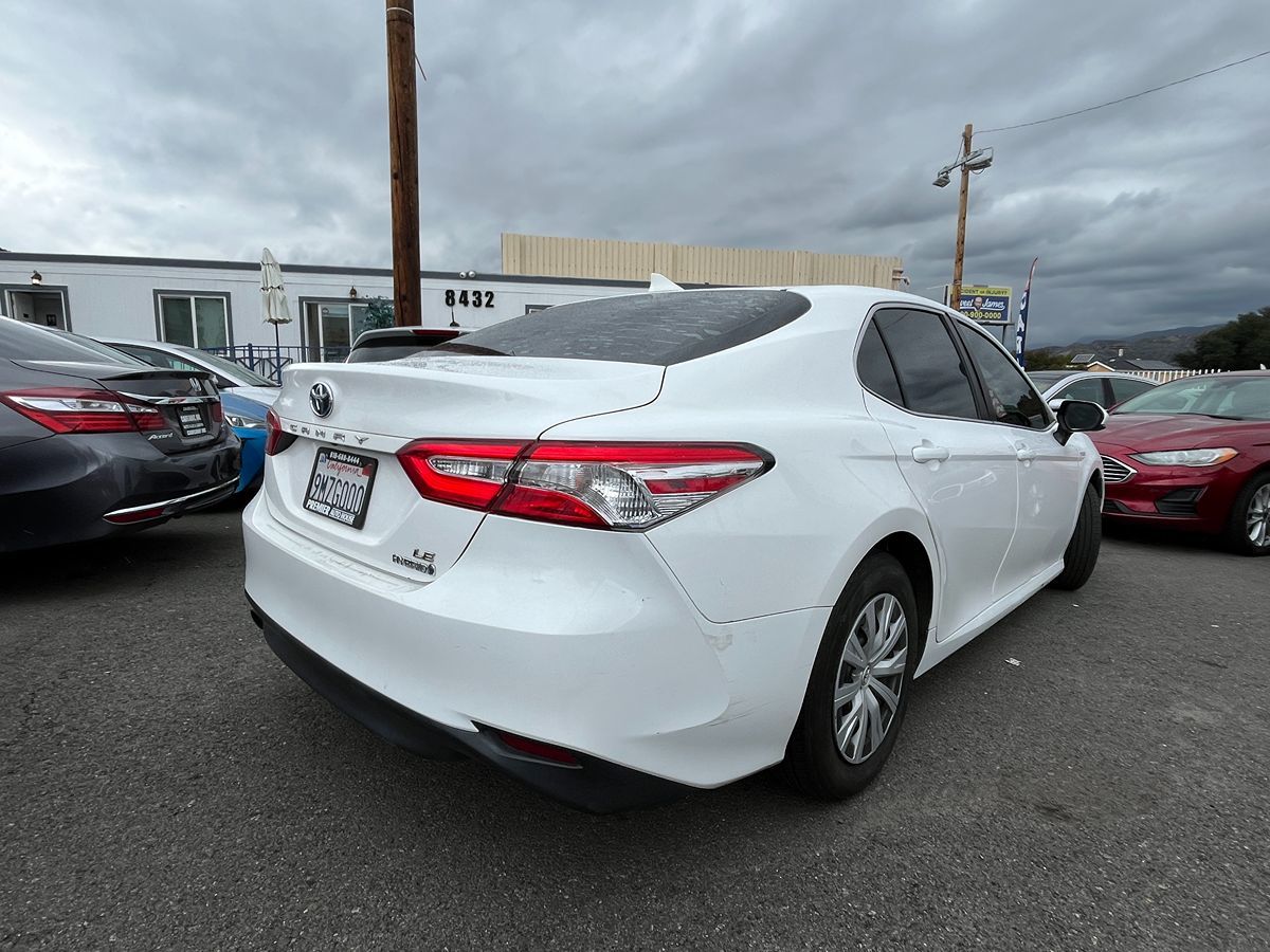 2019 Toyota Camry Hybrid SE photo 3