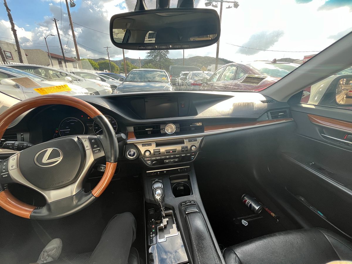 2014 Lexus ES 300h photo 4