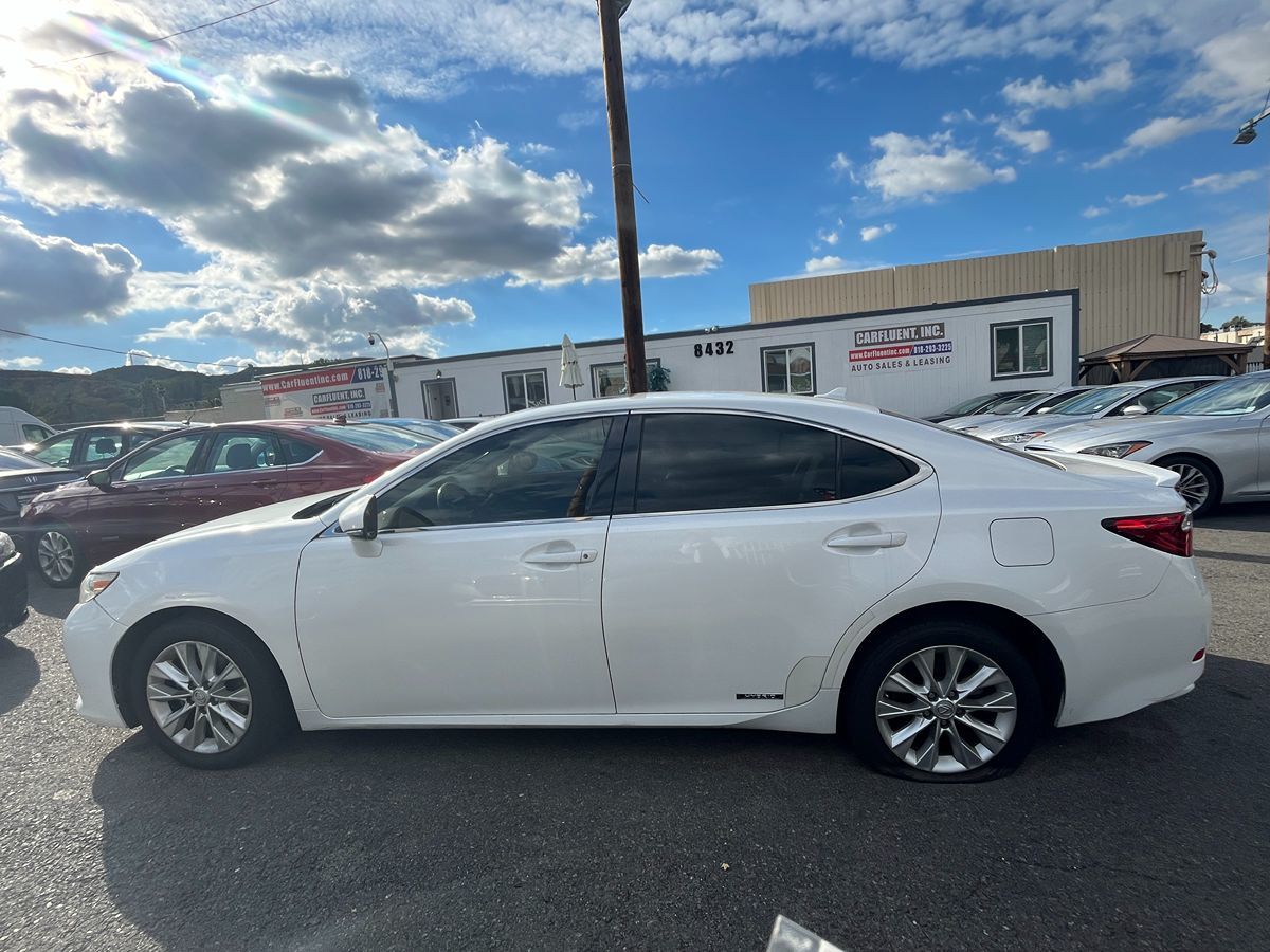 2014 Lexus ES 300h photo 2