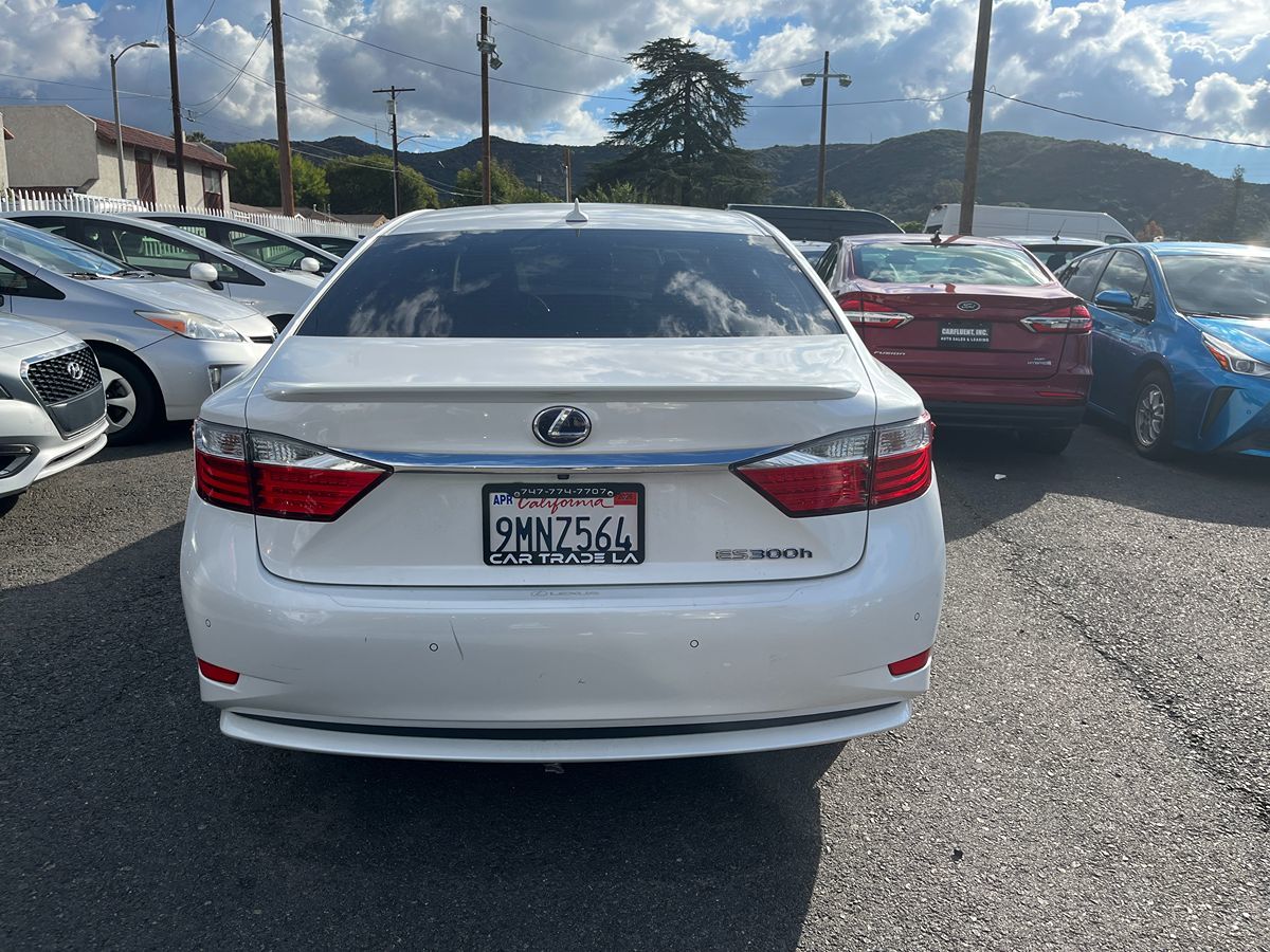 2014 Lexus ES 300h photo 3
