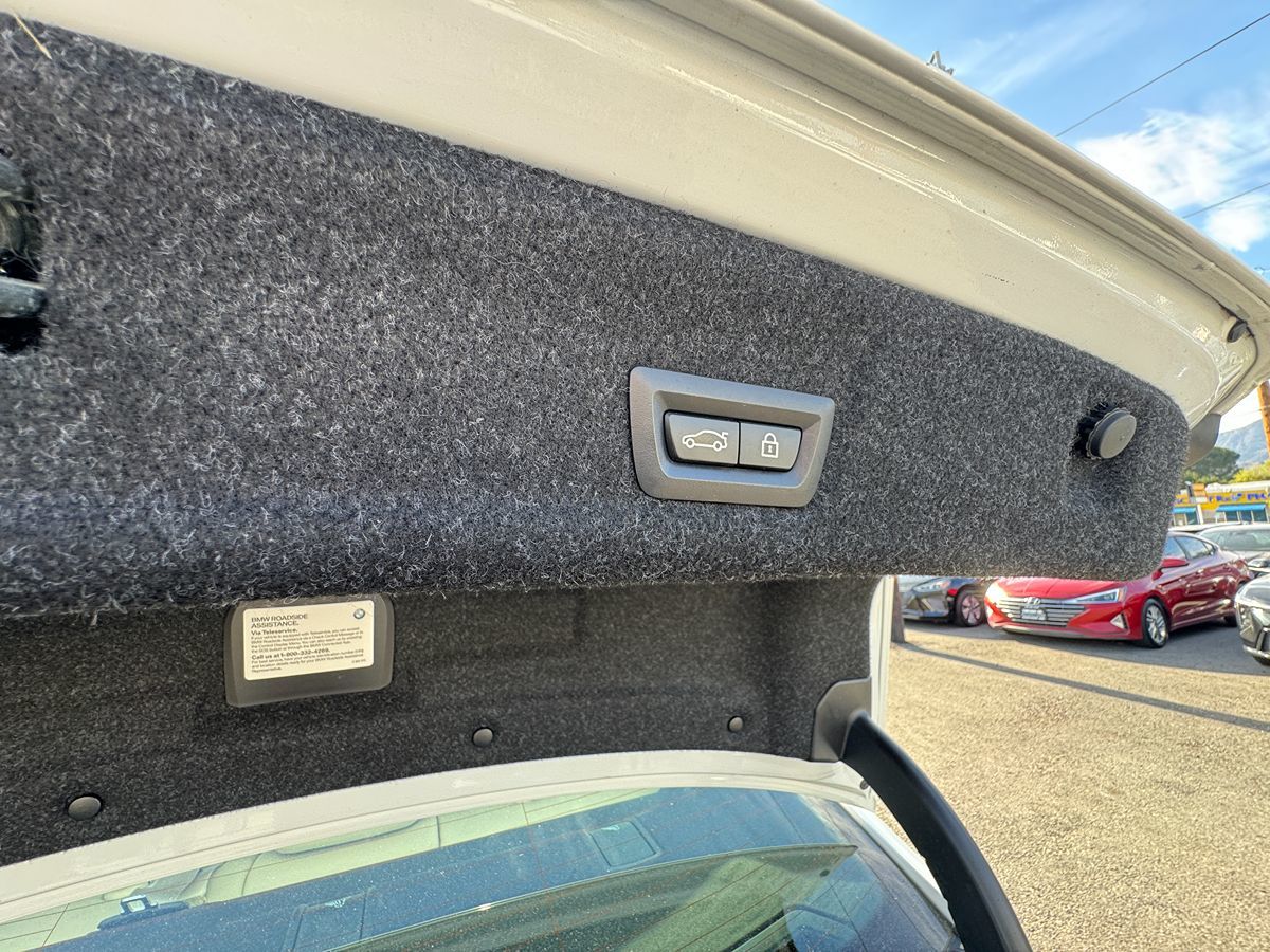 2021 BMW 3 Series 330e - Photo 11