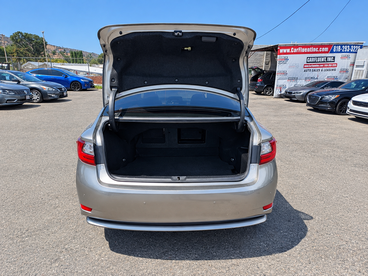 Lexus ES photo 8