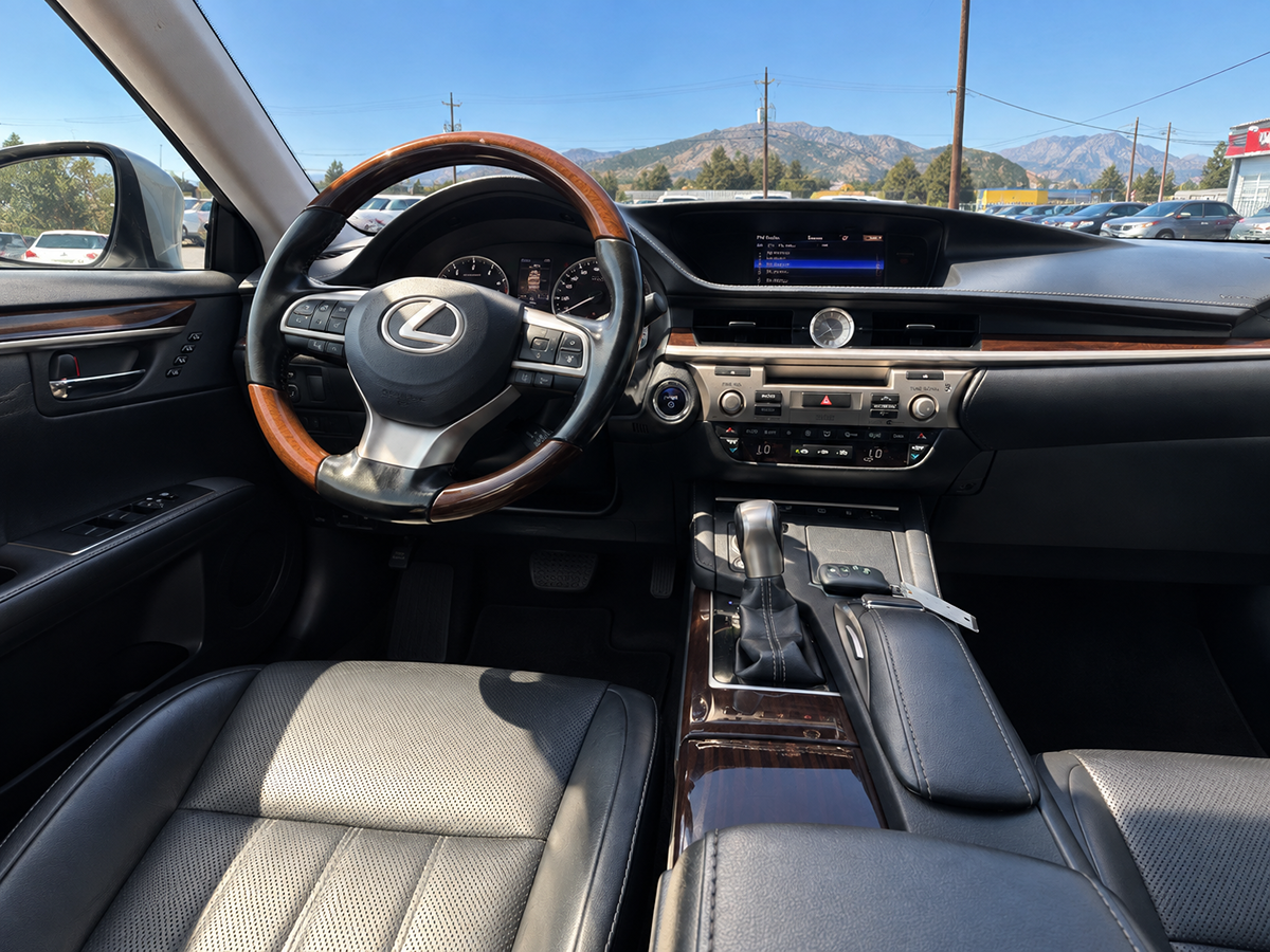 Lexus ES photo 11