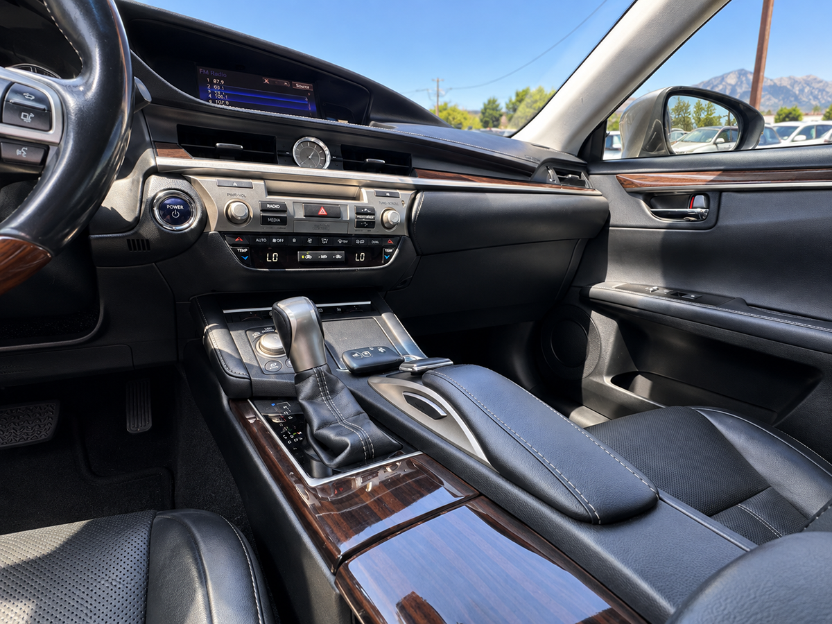 Lexus ES photo 12
