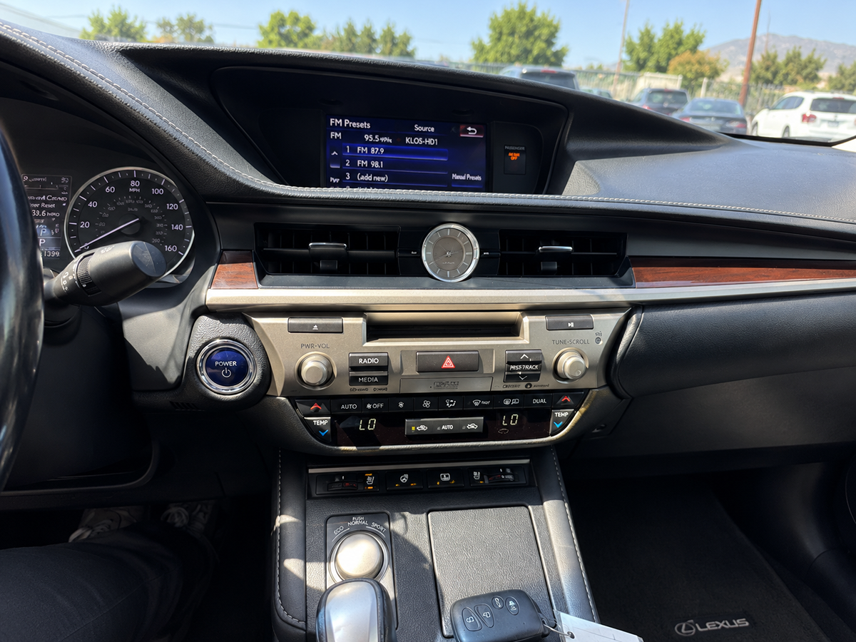 Lexus ES photo 15