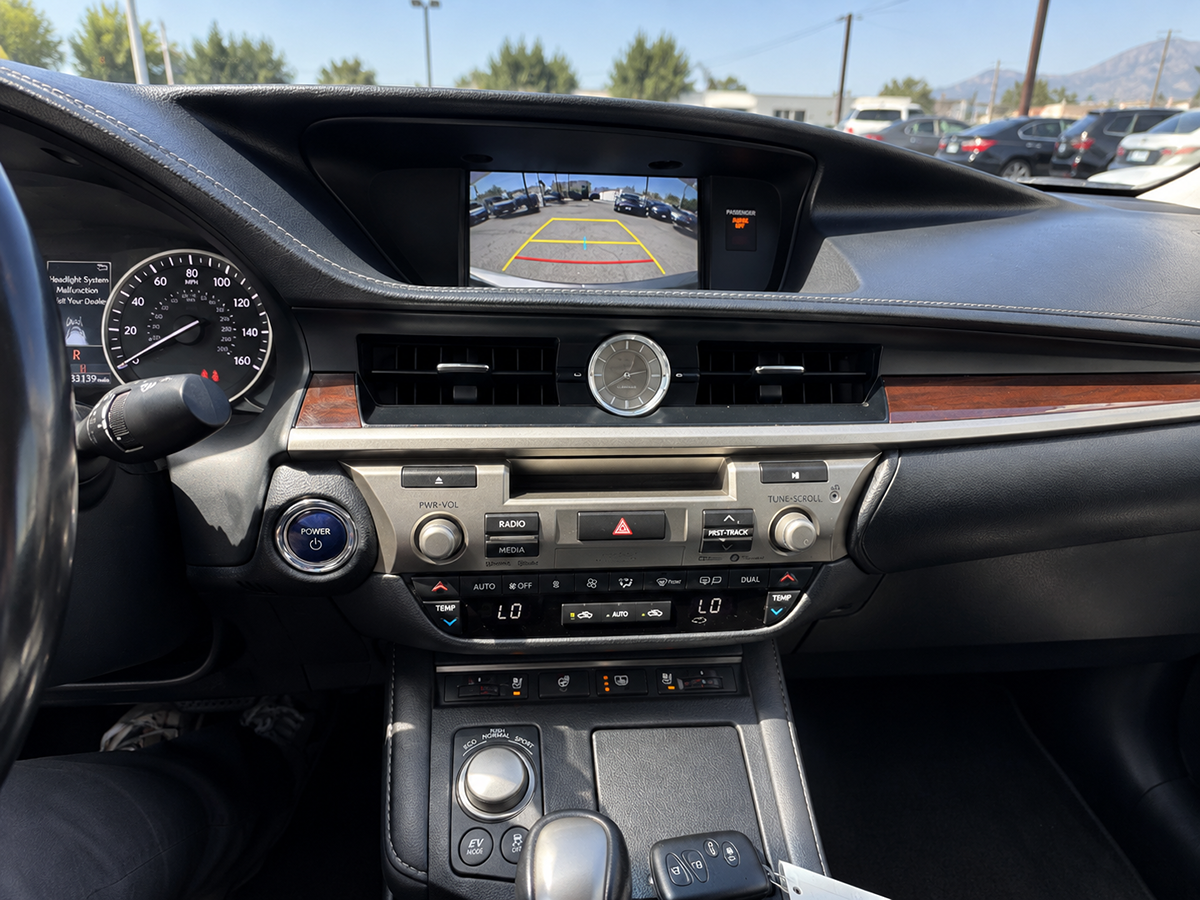Lexus ES photo 16