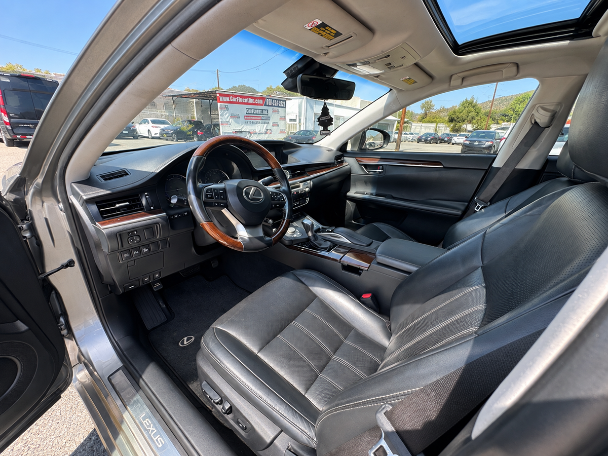 Lexus ES photo 20
