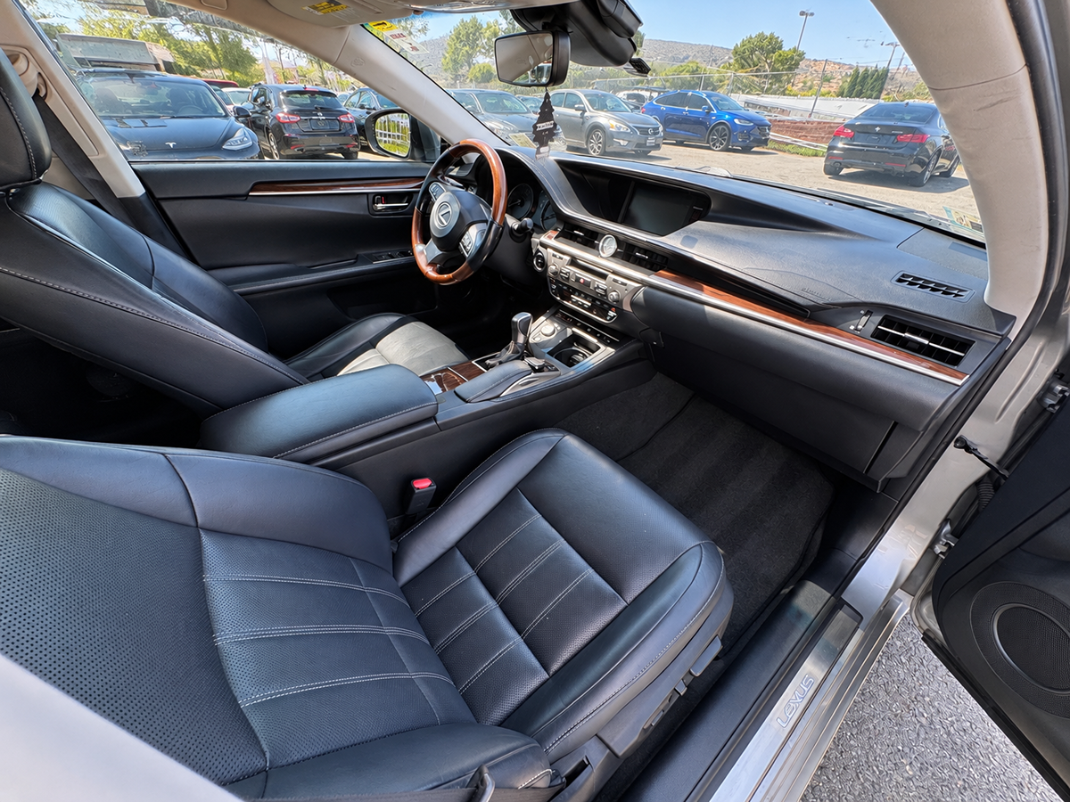 Lexus ES photo 22