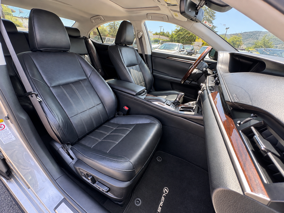 Lexus ES photo 23