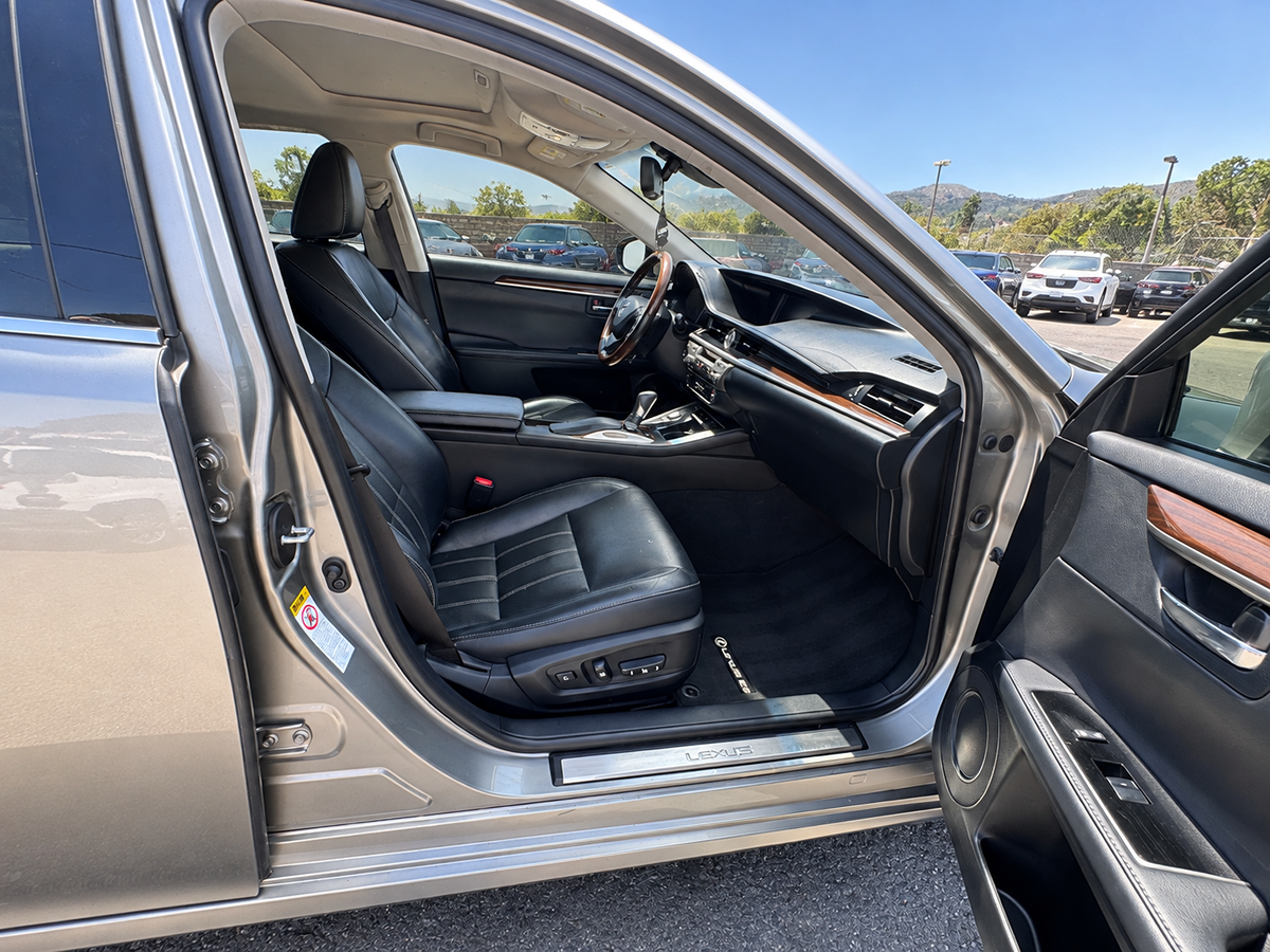 Lexus ES photo 24