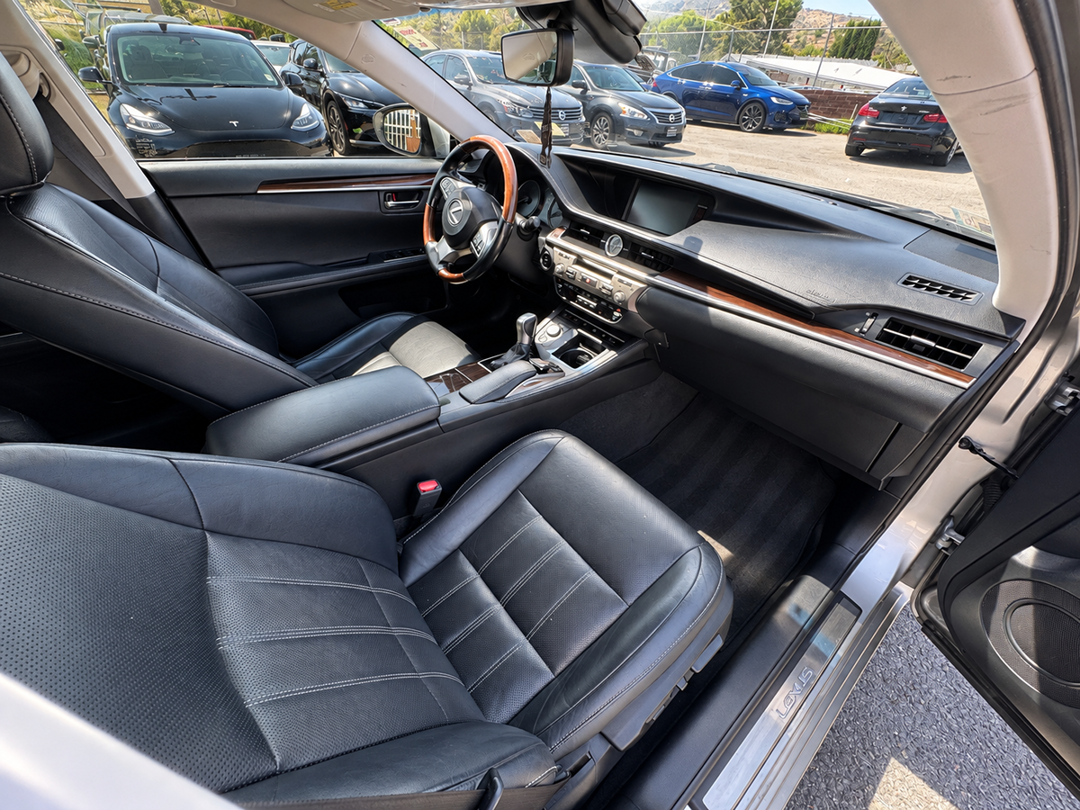 Lexus ES photo 25