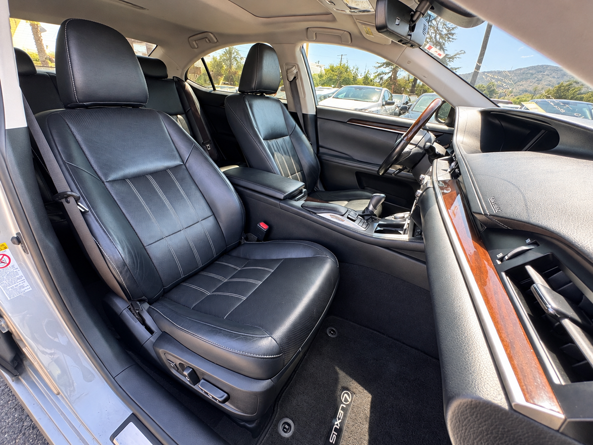 Lexus ES photo 26