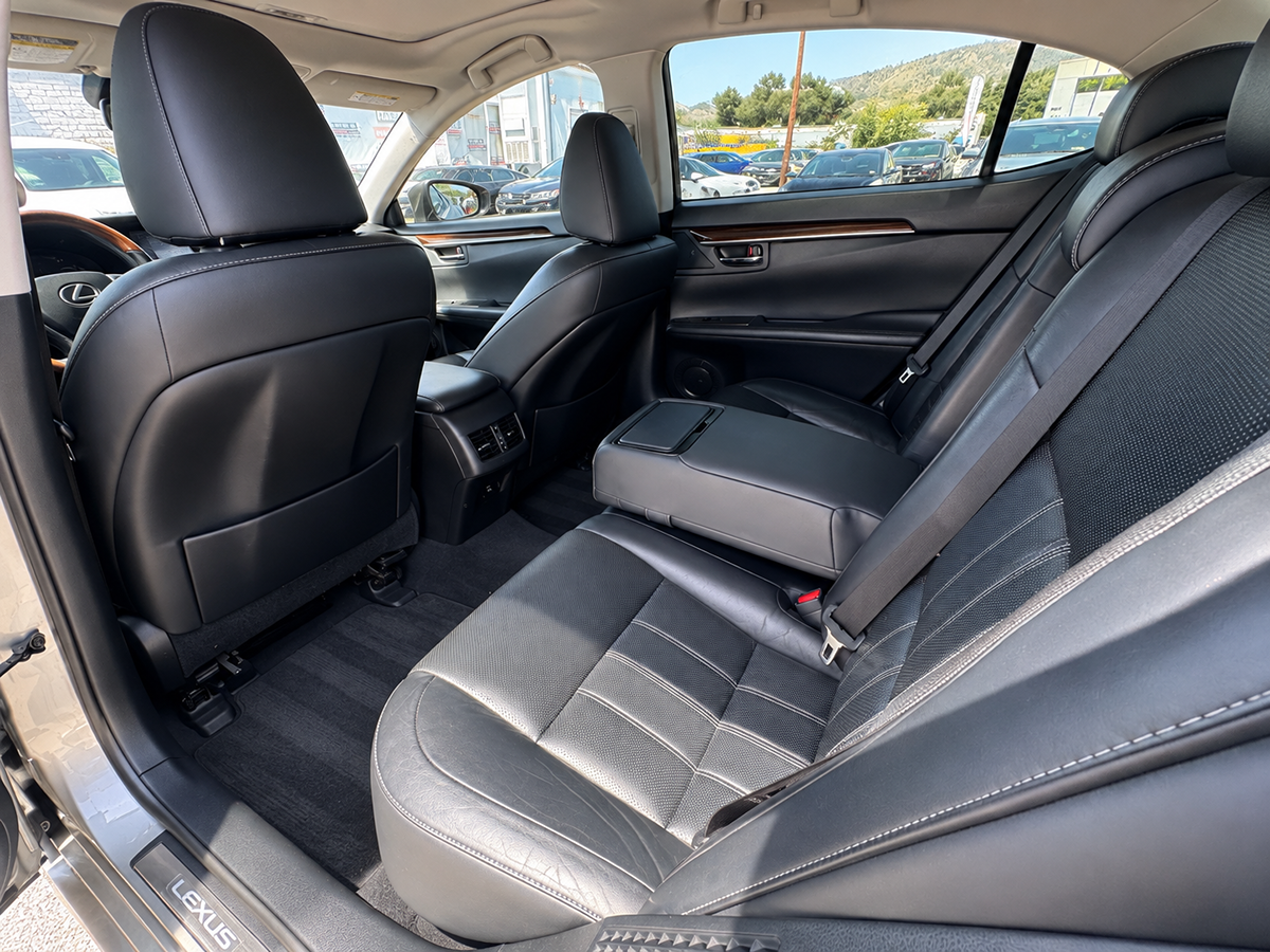 Lexus ES photo 28