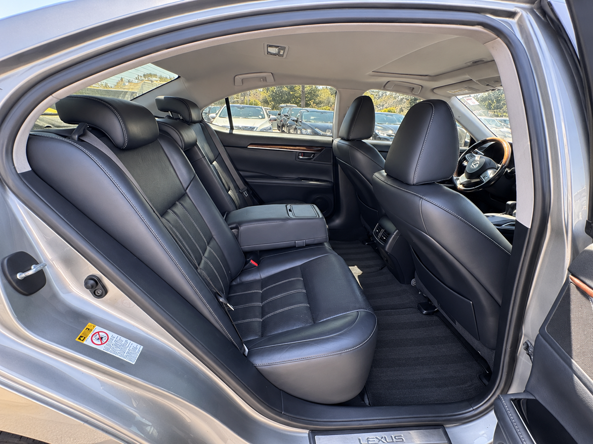 Lexus ES photo 30