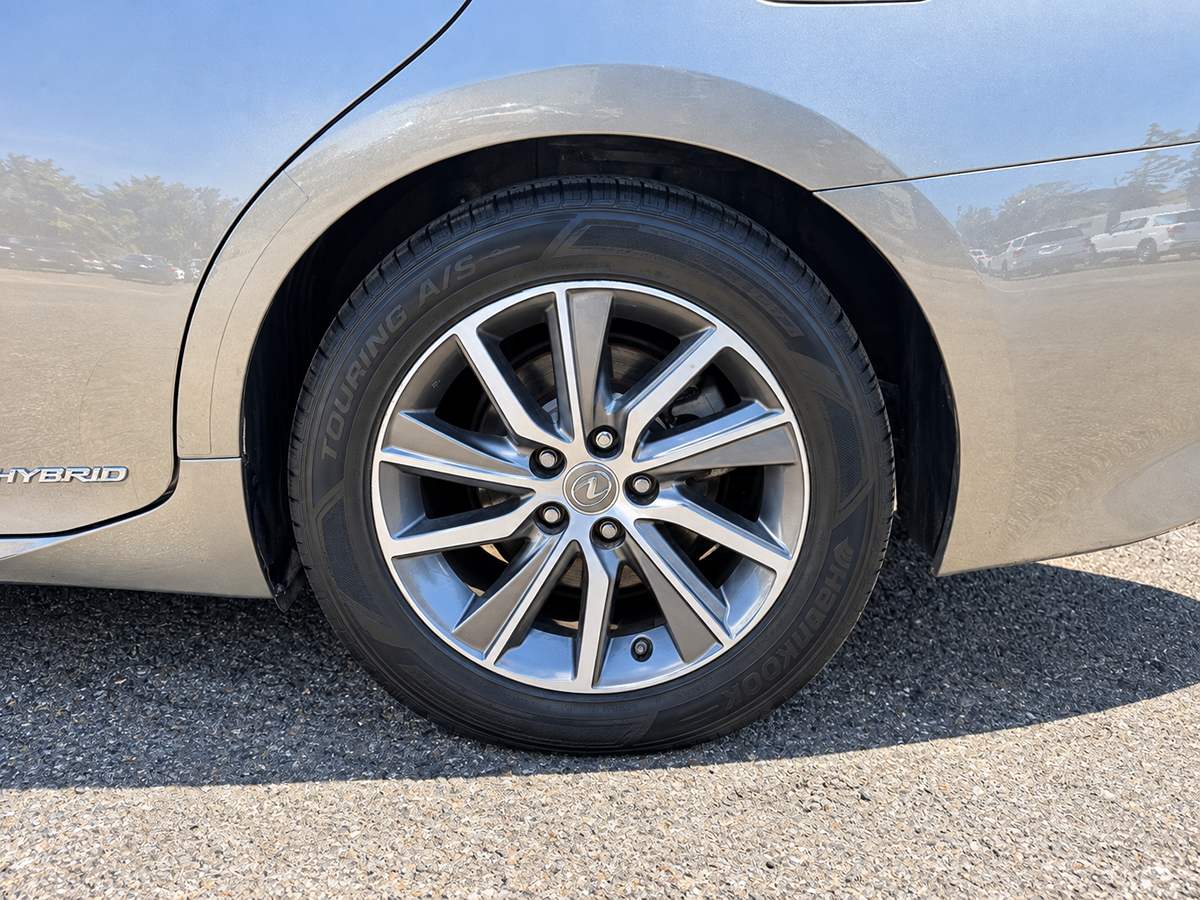 Lexus ES photo 32