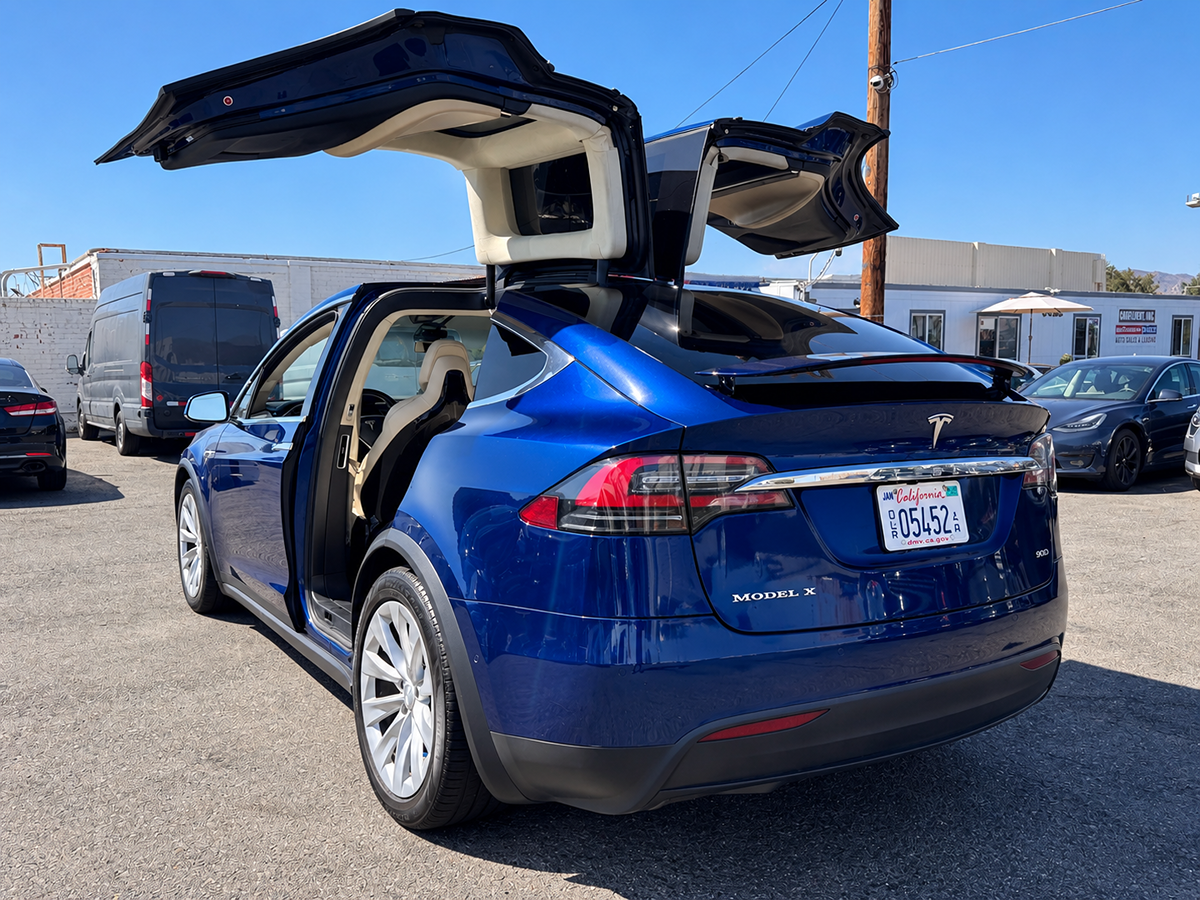 Tesla Model X photo 11