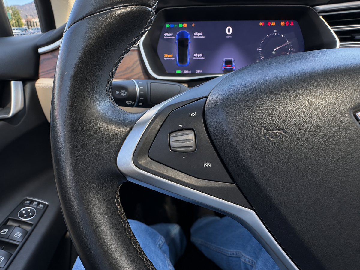 Tesla Model X photo 25