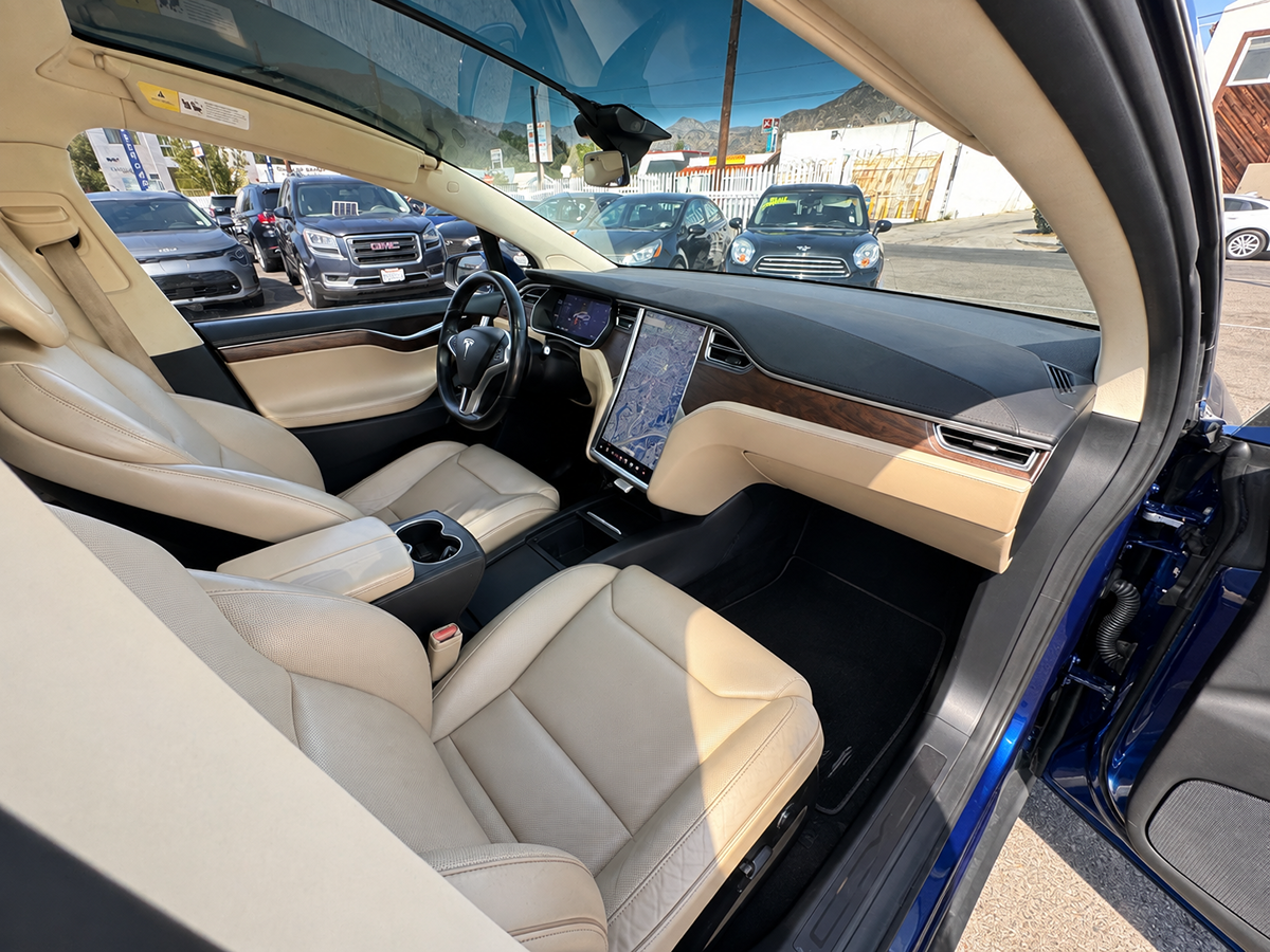 Tesla Model X photo 34