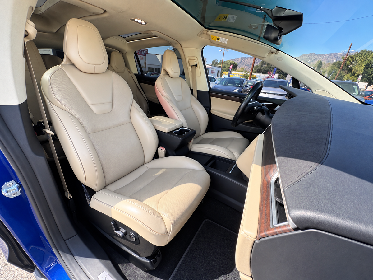 Tesla Model X photo 35