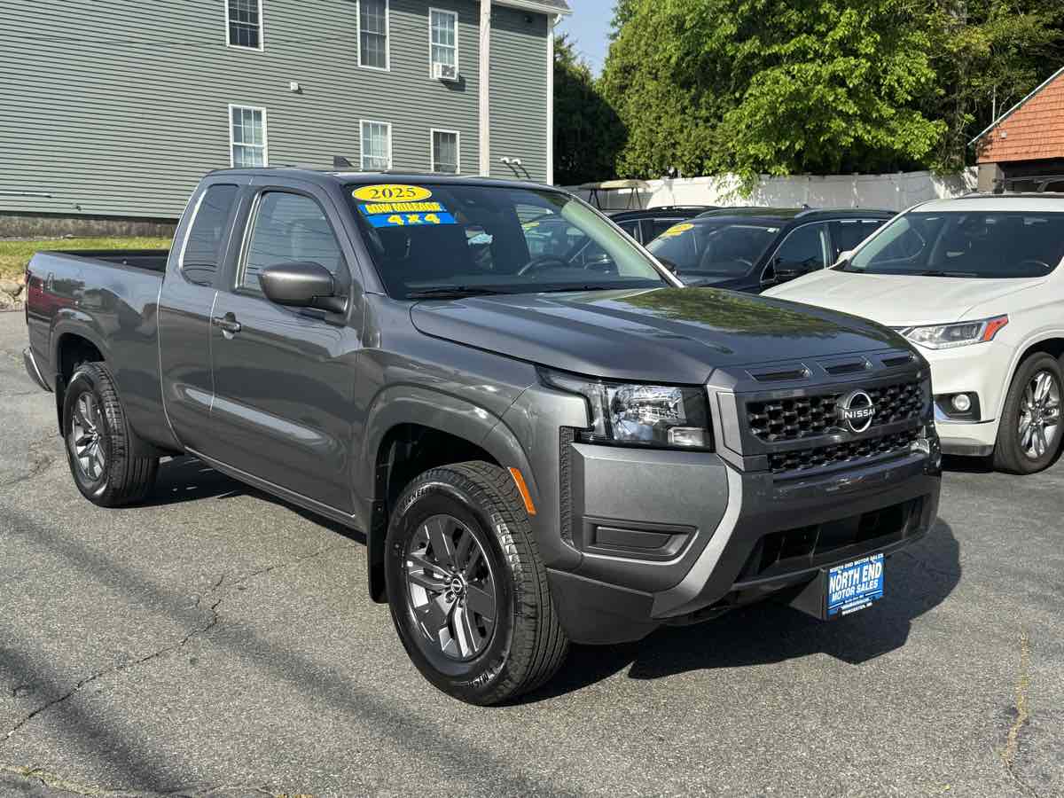 2025 Nissan Frontier SV photo 2