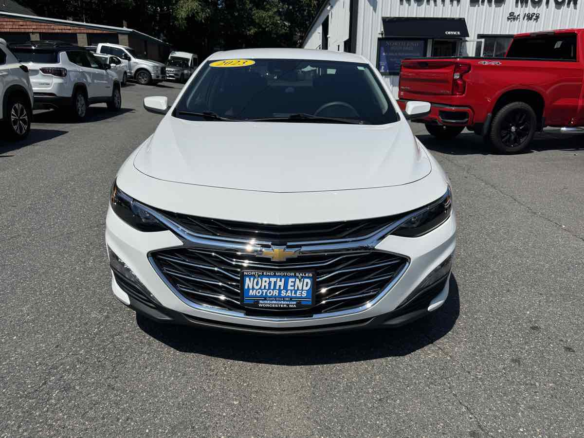 2023 Chevrolet Malibu 1LT photo 2