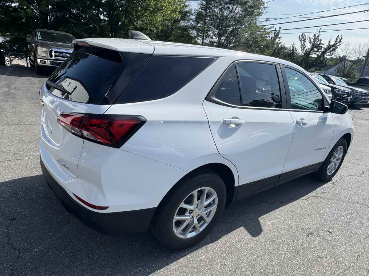 2024 Chevrolet Equinox LS photo 3