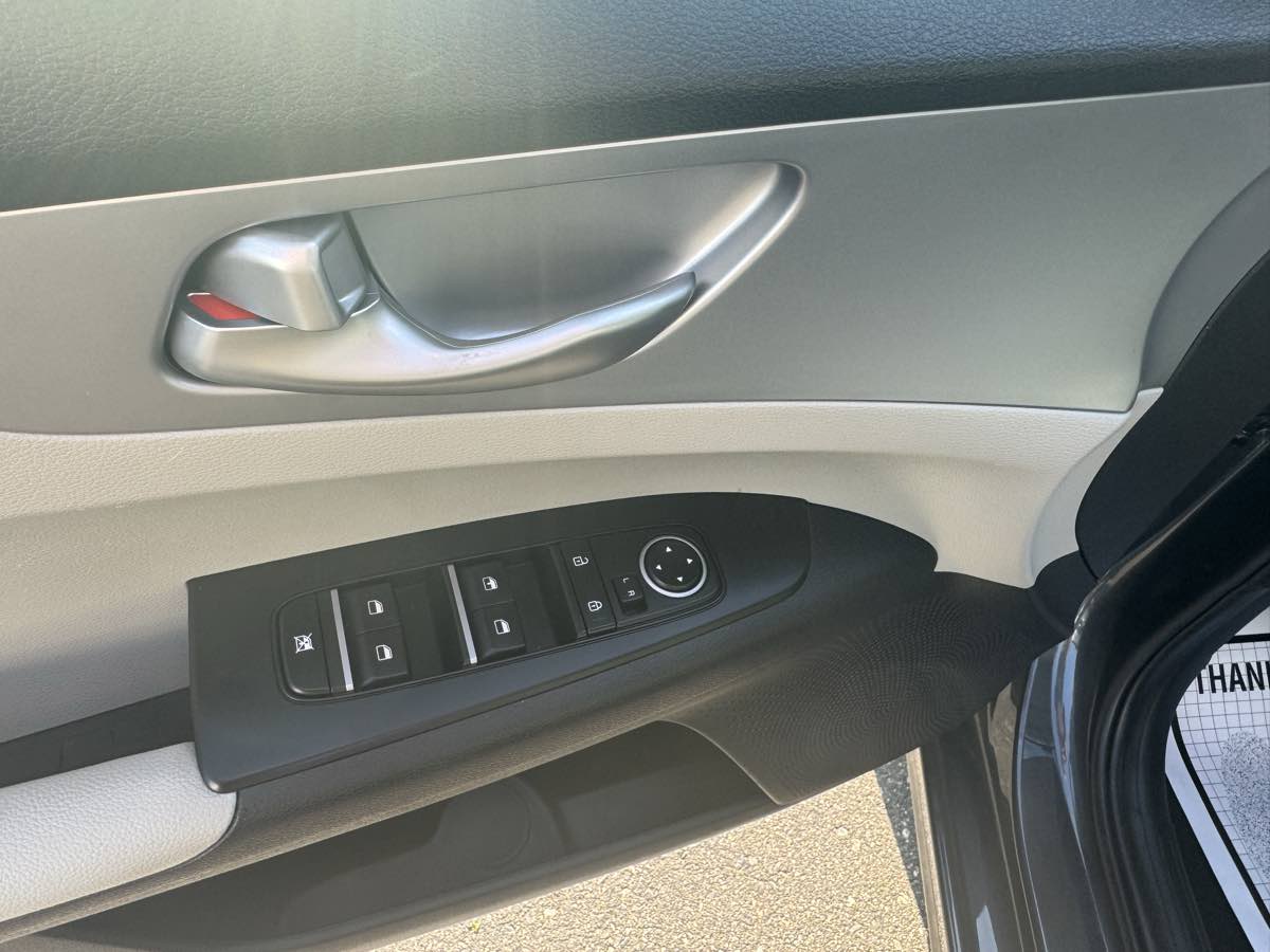 2023 Kia Forte LXS photo 9