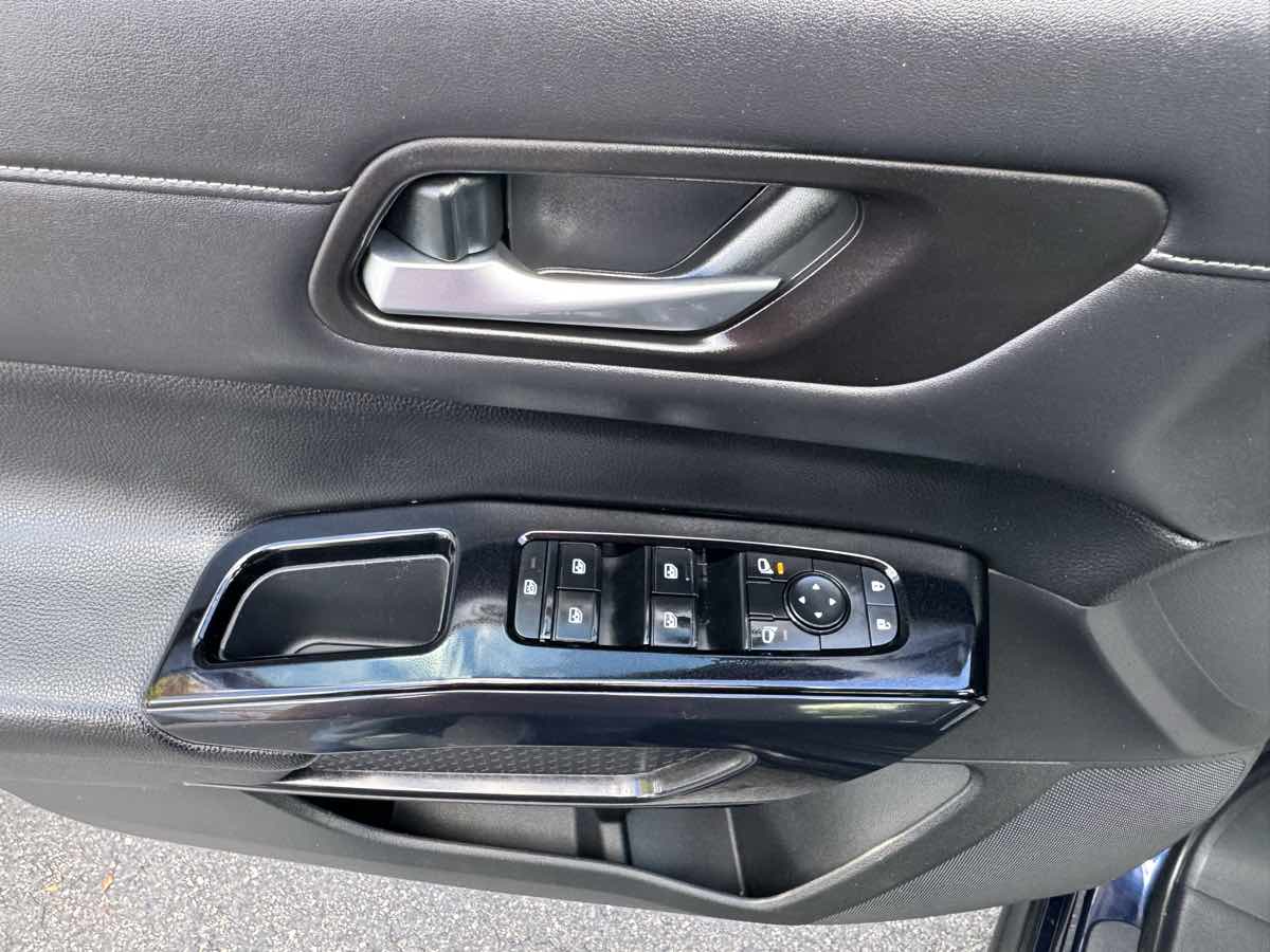 2022 Nissan Pathfinder SV photo 11