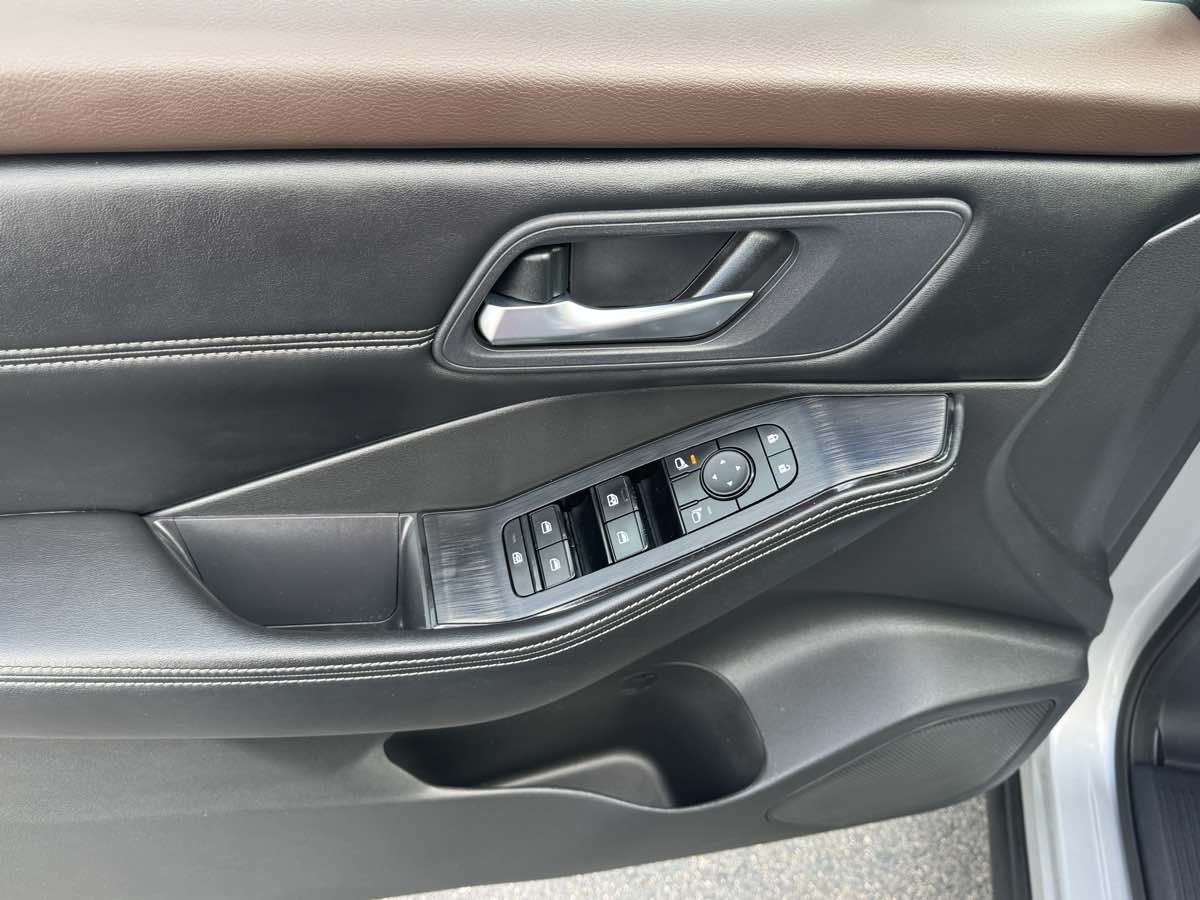 2022 Nissan Rogue SV photo 11