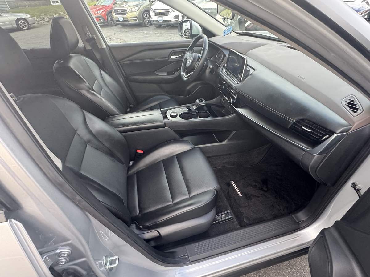 2022 Nissan Rogue SV photo 16