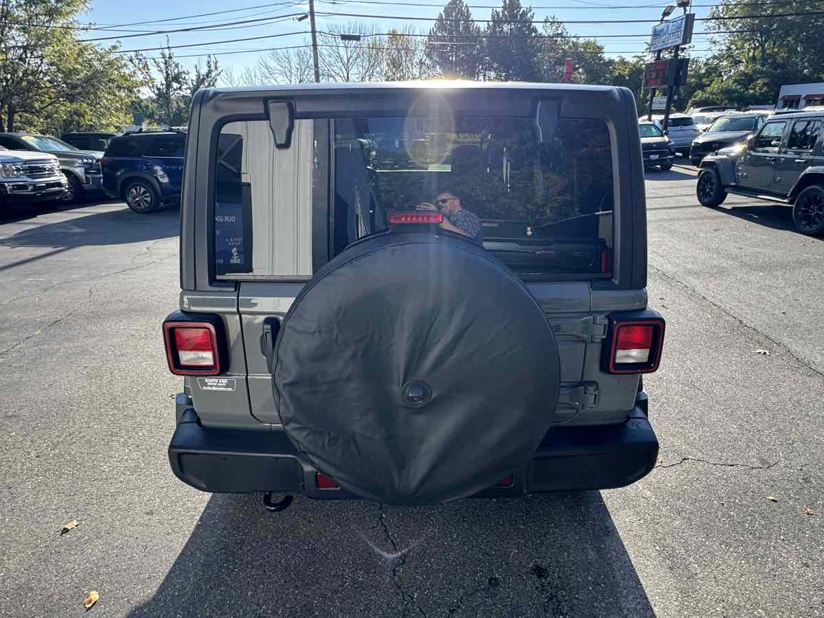 2021 Jeep Wrangler Unlimited Sahara photo 4
