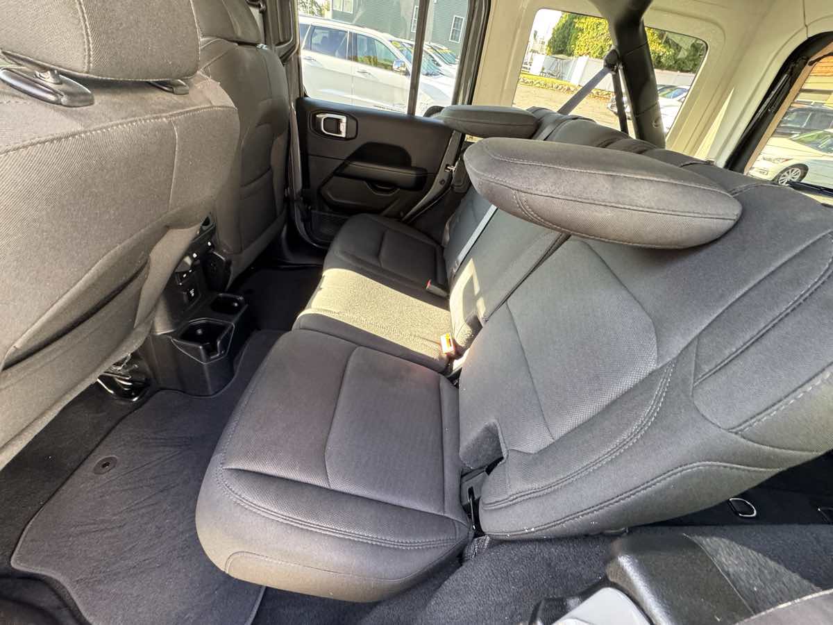 2021 Jeep Wrangler Unlimited Sahara photo 16