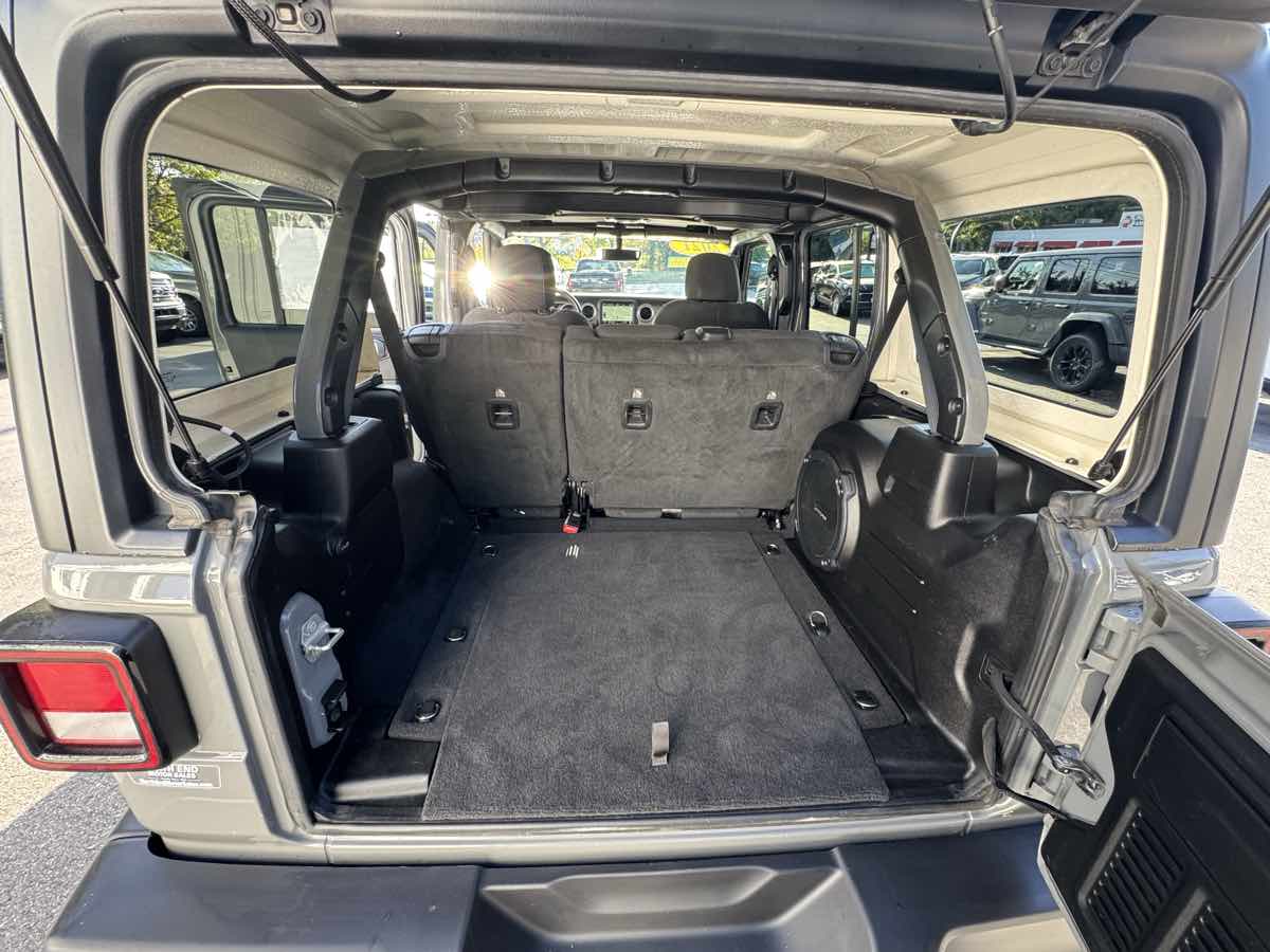 2021 Jeep Wrangler Unlimited Sahara photo 18