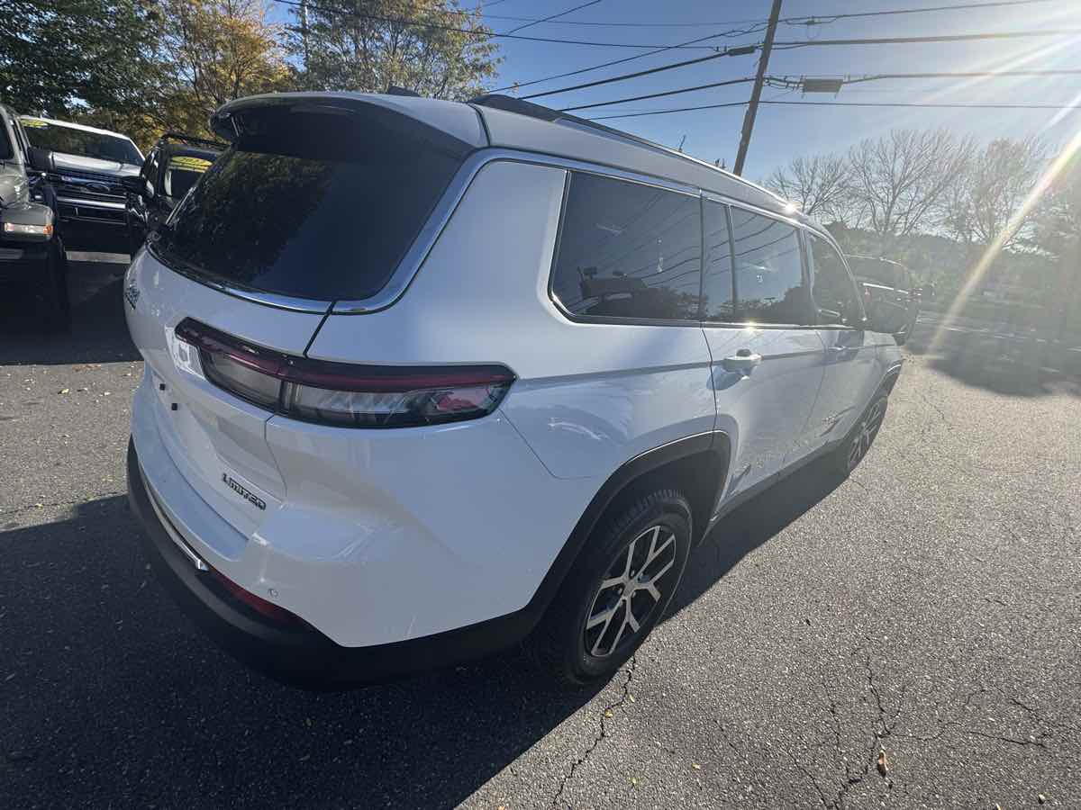 2023 Jeep Grand Cherokee Limited photo 2