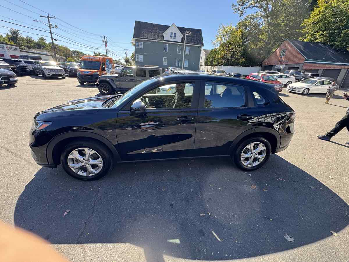 2025 Honda HR-V LX photo 2
