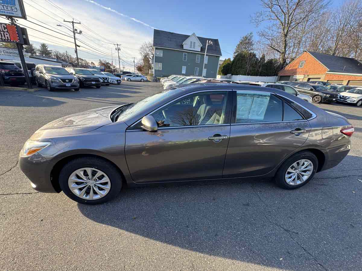 2016 Toyota Camry LE photo 2