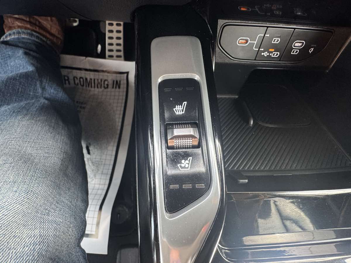 2025 Kia Sorento X-Line SX - Photo 18