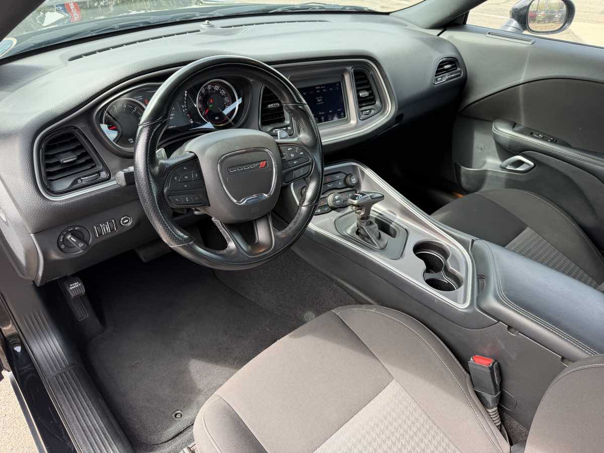 Dodge Challenger photo 9
