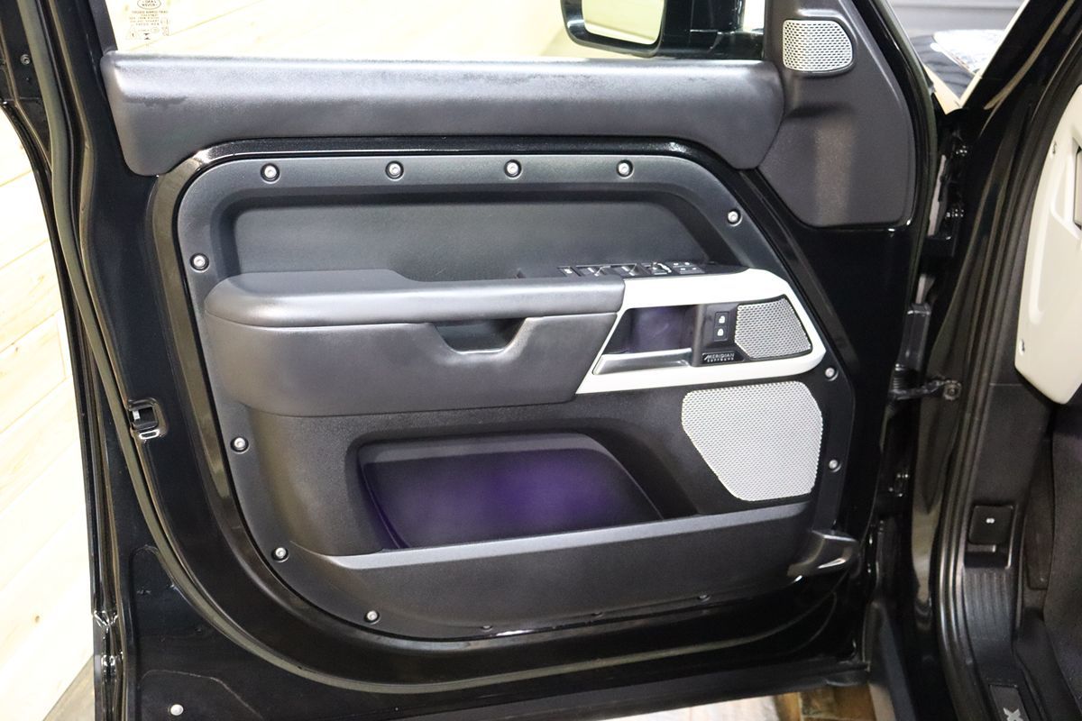 2023 Land Rover Defender X-Dynamic SE photo 28